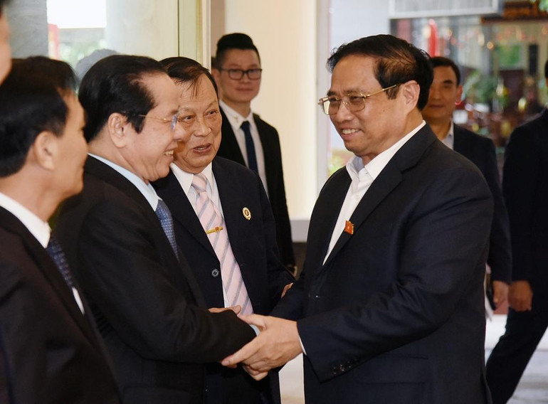 Thủ tướng Phạm Minh Chính với các đồng chí Ban Thường vụ Hội Cựu chiến binh Việt Nam.