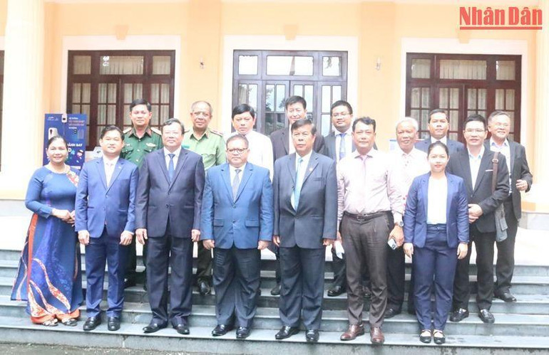 Đoàn công tác của Bộ Văn hóa và Nghệ thuật Campuchia chụp ảnh lưu niệm cùng với lãnh đạo Ủy ban nhân dân tỉnh Trà Vinh. Đoàn công tác của Bộ Văn hóa và Nghệ thuật Campuchia chụp ảnh lưu niệm cùng với lãnh đạo Ủy ban nhân dân tỉnh Trà Vinh.