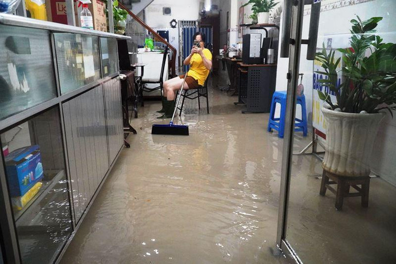 Nước tràn vào nhà một người dân ở khu phố 1, phường Long Bình Tân sau trận mưa.