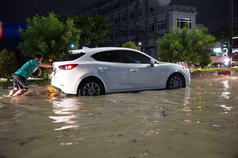 Xe ô-tô bị hư hỏng do ngập nước trên Quốc lộ 51.