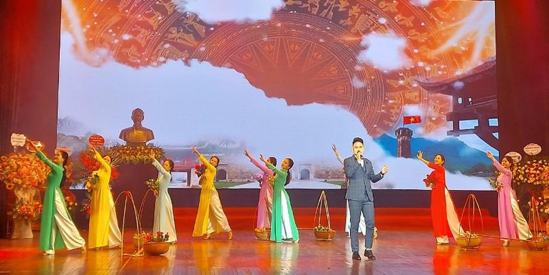 Tiết mục văn nghệ chào mừng thành công Đại hội.