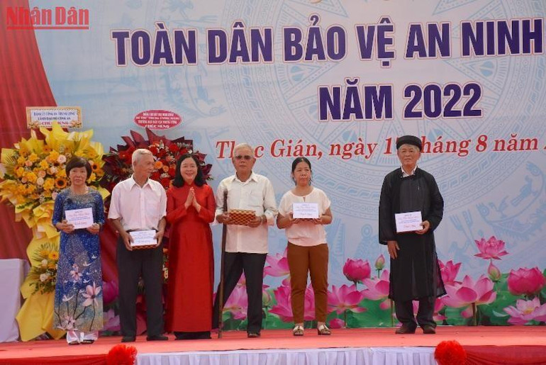 Đồng chí Bùi Thị Minh Hoài trao quà cho 5 hộ gia đình chính sách, khó khăn tại phường Thạc Gián.