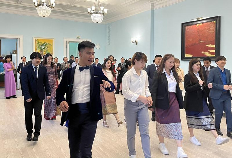 Các bạn trẻ hai nước vui nhộn trong một điệu múa của Lào. (Ảnh: QUẾ ANH)