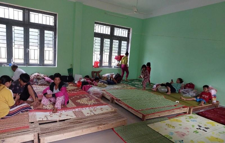 Đồng bào dân tộc Cơ Tu tại thôn Tà Lang, xã Hòa Bắc, huyện Hòa Vang được di dời đến nơi trú bão an toàn.