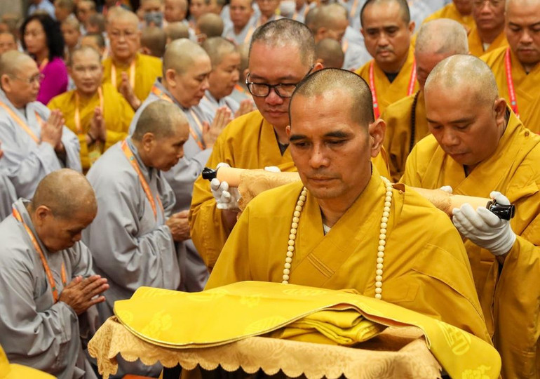 Nghi thức rước áo cà sa của Đức Pháp chủ.