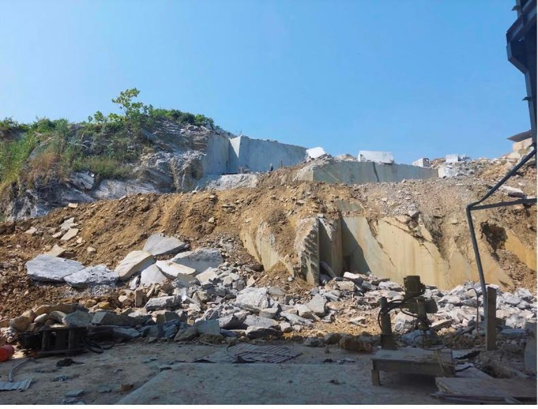 Mỏ đá Hang Dơn được khai thác sai vị trí được cấp phép. Mỏ đá Hang Dơn được khai thác sai vị trí được cấp phép.