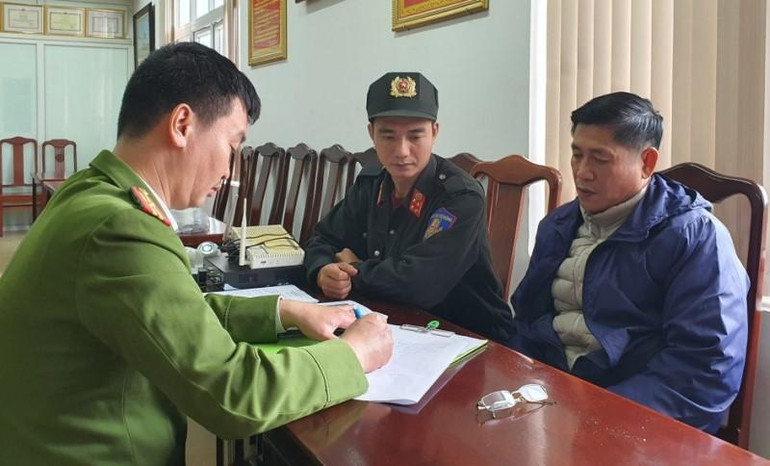 Cán bộ điều tra ghi lời khai đối tượng Lê Kỳ Thông.