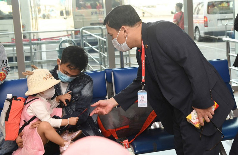 Giám đốc điều hành Đinh Việt Phương chúc Tết hành khách bay trong dịp Tết 2022. (Ảnh: T.H)