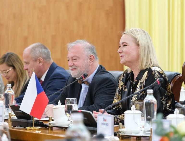 Bộ trưởng Quốc phòng Cộng hòa Czech Jana Cernochova và Đoàn công tác tại cuộc hội đàm.