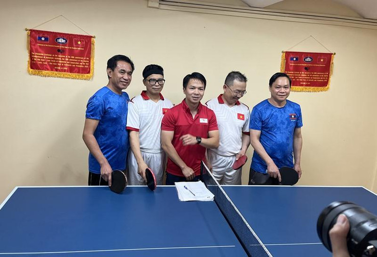 Các tay vợt và trọng tài đều là những cán bộ ngoại giao Việt Nam và Lào. (Ảnh: QUẾ ANH)