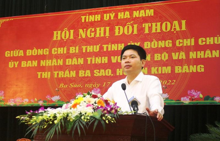 Đồng chí Trương Quốc Huy, Phó Bí thư Tỉnh ủy, Chủ tịch UBND tỉnh, Trưởng Đoàn đại biểu Quốc hội tỉnh Hà Nam trả lời ý kiến của đại diện người dân thị trấn Ba Sao.