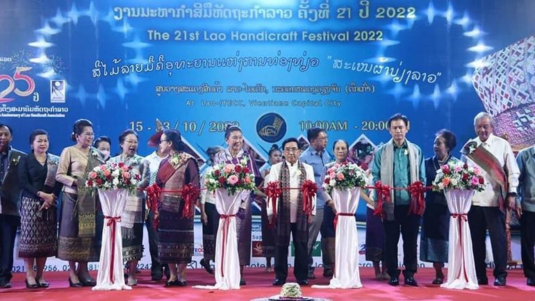 Thủ tướng Lào Phankham Viphavanh cắt băng khai mạc Hội chợ. (Ảnh: Báo Pasaxon)