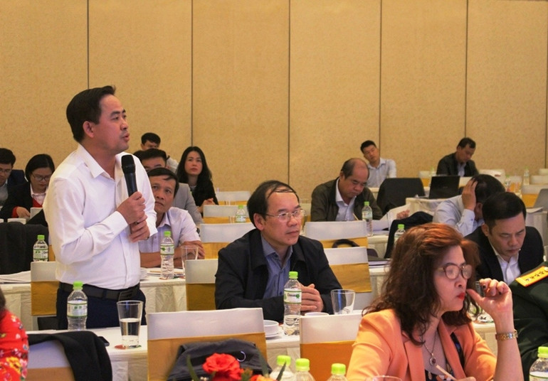 Đại biểu thảo luận, trao đổi tại hội nghị.