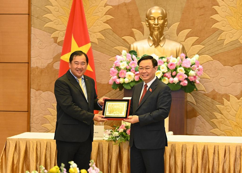 Chủ tịch Quốc hội Vương Đình Huệ tặng quà lưu niệm cho Chủ nhiệm Ủy ban Đối ngoại Quốc hội Lào Sanya Praseuth.