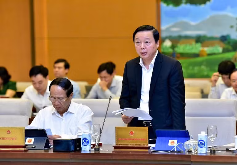 Bộ trưởng Tài nguyên và Môi trường Trần Hồng Hà trình bày báo cáo tại phiên họp. (Ảnh Duy Linh)