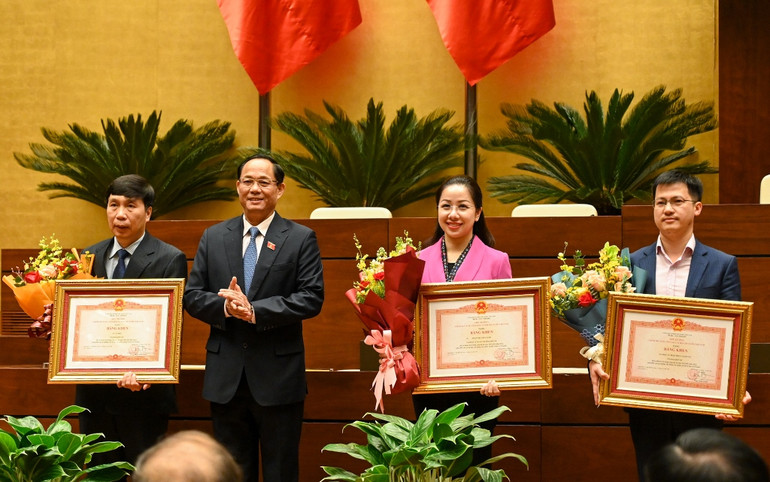 Phó Chủ tịch Quốc hội Trần Quang Phương trao Bằng khen của Thủ tướng Chính phủ cho các tập thể và cá nhân.