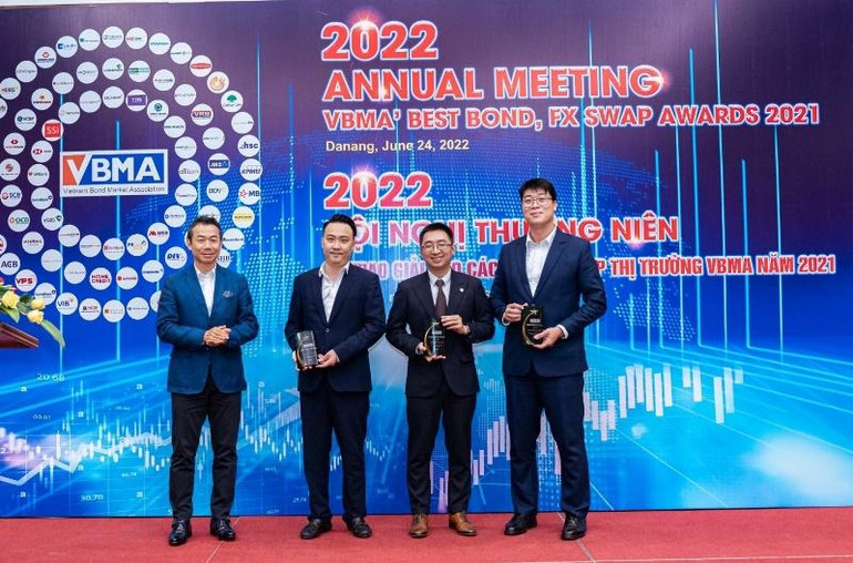 Ông Trương Tùng - Trưởng Phòng Kinh doanh ngoại tệ - Khối Nguồn vốn đại diện LienVietPostBank nhận giải thưởng của VBMA (vị trí thứ 3 từ trái qua).