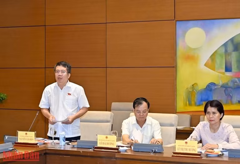 Viện trưởng Viện Nghiên cứu lập pháp Nguyễn Văn Hiển đọc báo cáo tại buổi làm việc. (Ảnh Duy Linh)