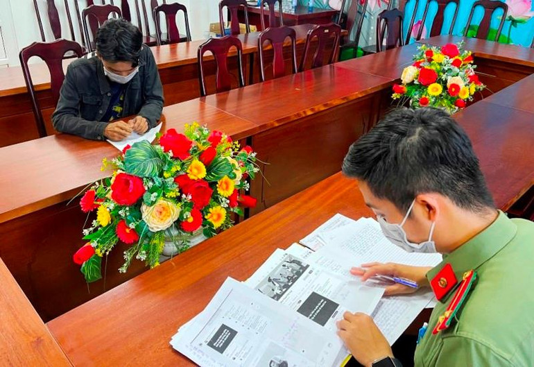 Công an đã mời Nguyễn Quốc Huy đến làm việc và xử lý hành vi vi phạm pháp luật của thanh niên này. (Ảnh: Công an cung cấp)