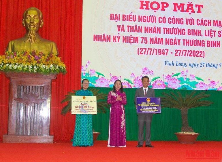 Phó Chủ tịch nước Võ Thị Ánh Xuân trao tặng nhà và quà cho tỉnh Vĩnh Long, sáng 27/7. (Ảnh: BÁ DŨNG)