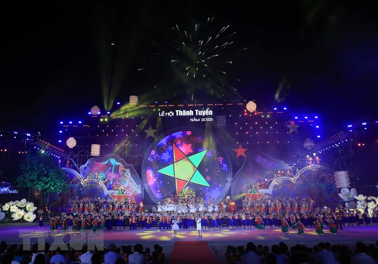 Một tiết mục biểu diễn nghệ thuật tại Lễ hội. (ẢNH: TTXVN)