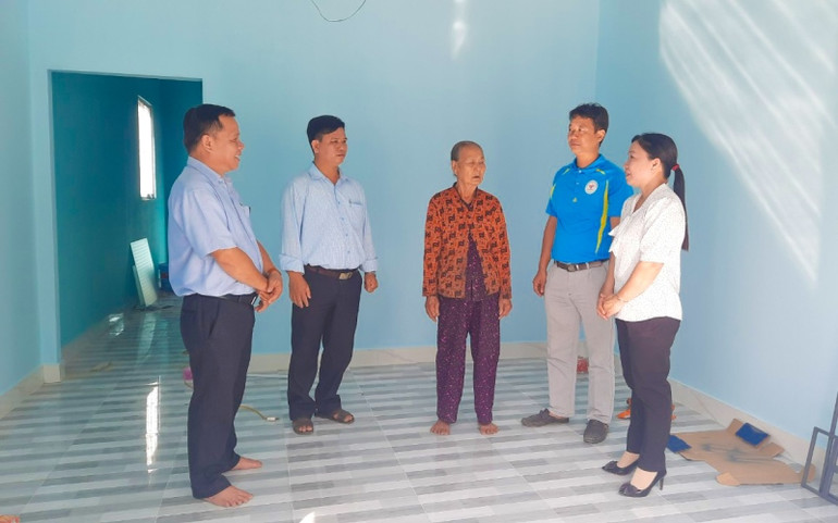 Lãnh đạo xã Bình Phước, huyện Mang Thít kiểm tra căn nhà sắp bàn giao ngay dịp Tết quân dân vào ngày 7/1/2023. (Ảnh: BÁ DŨNG)
