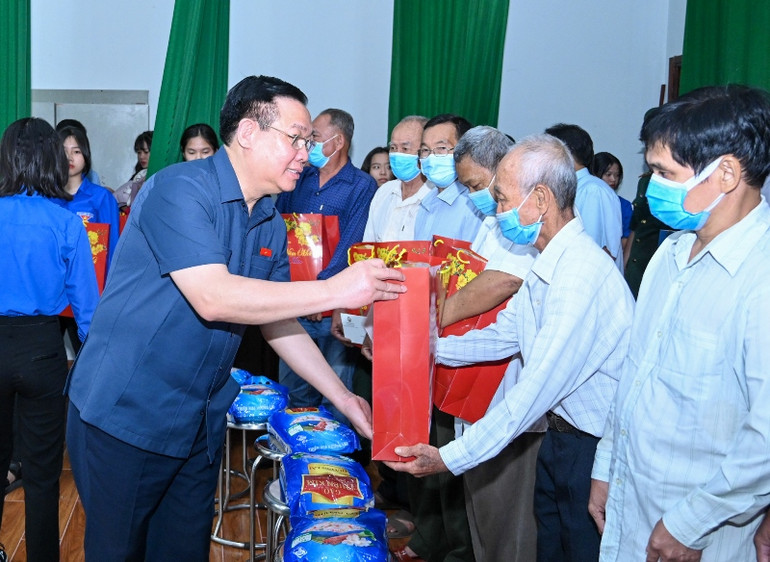 Chủ tịch Quốc hội Vương Đình Huệ tặng quà Tết cho các gia đình chính sách. (Ảnh Duy Linh) Chủ tịch Quốc hội Vương Đình Huệ tặng quà Tết cho các gia đình chính sách. (Ảnh Duy Linh)
