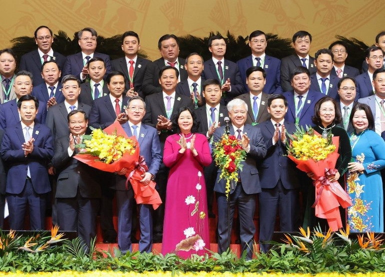 Lãnh đạo Đảng, Nhà nước chúc mừng Ban chấp hành Trung ương Hội Nông dân Việt Nam khóa VIII (nhiệm kỳ 2023-2028). Ảnh: ĐĂNG KHOA