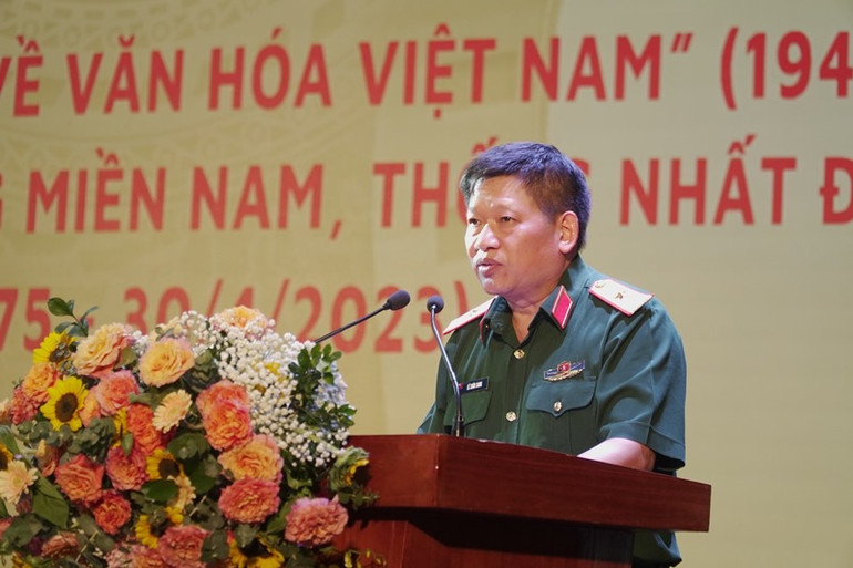 Thiếu tướng Lê Xuân Sang, Phó Cục trưởng Cục Tuyên huấn, Tổng cục Chính trị Quân đội nhân dân Việt Nam phát biểu tại Lễ khai mạc.