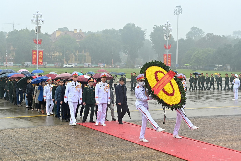 [Ảnh] Lãnh đạo Đảng, Nhà nước vào Lăng viếng Chủ tịch Hồ Chí Minh ảnh 9