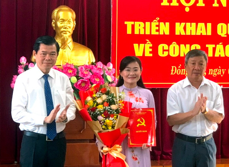 Bí thư Tỉnh ủy Đồng Nai Nguyễn Hồng Lĩnh và Phó Bí thư Thường trực Tỉnh ủy Hồ Thanh Sơn trao quyết định, tặng hoa chúc mừng đồng chí Bùi Thị Bích Thủy.
