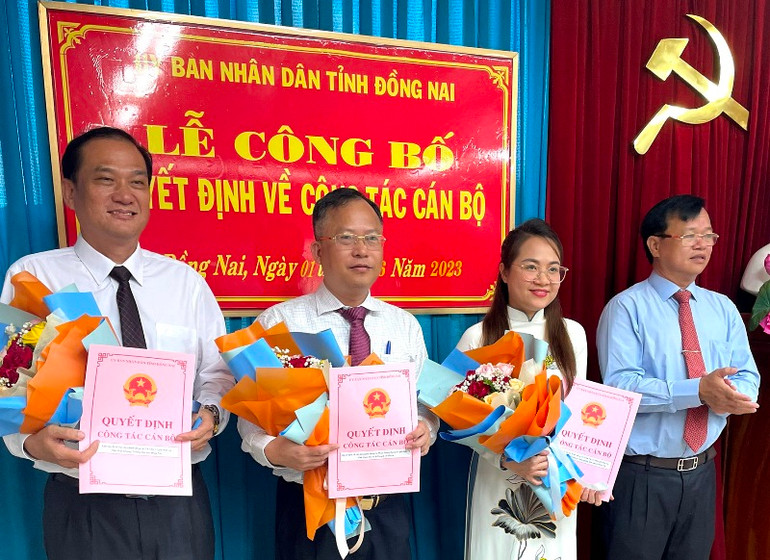 Chủ tịch Ủy ban nhân dân tỉnh Đồng Nai Cao Tiến Dũng trao các quyết định cho các đồng chí được bổ nhiệm.