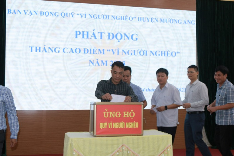 Cán bộ, công chức huyện Mường Ảng ủng hộ Quỹ Vì người nghèo huyện để có thêm nguồn lực giúp hộ nghèo vươn lên.