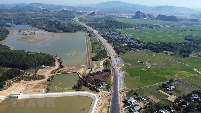 Tuyến cao tốc Nghi Sơn-Diễn Châu trên địa thị xã Nghi Sơn. (Ảnh: Huy Hùng/TTXVN)