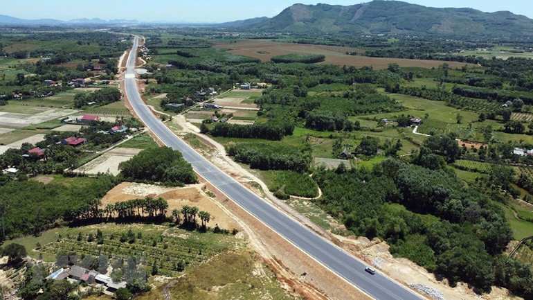 Cao tốc Quốc lộ 45-Nghi Sơn được đưa vào khai thác giai đoạn 1 với quy mô 4 làn xe (mỗi làn rộng 3,5m), nền đường rộng 17m, mặt đường rộng 16m, chỉ bố trí một số điểm dừng khẩn cấp. (Ảnh: Huy Hùng/TTXVN)