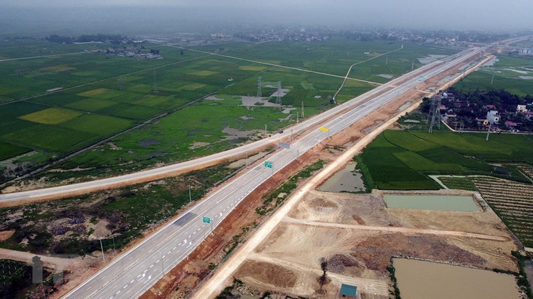 Đoạn tuyến từ nút giao Đông Xuân đến cuối tuyến dài 9,7km của dự án thành phần đoạn Mai Sơn-Quốc lộ 45 được đưa vào khai thác dịp 2/9. (Ảnh: Huy Hùng/TTXVN)