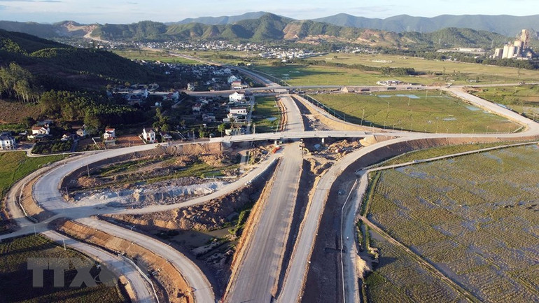 Nút giao Quỳnh Vinh-Km 389+970 kết nối với Quốc lộ 48D (Nghệ An) trên tuyến cao tốc Nghi Sơn-Diễn Châu. (Ảnh: Huy Hùng/TTXVN)