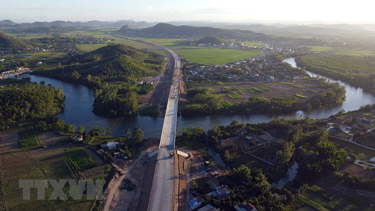Một đoạn thuộc tuyến cao tốc Nghi Sơn-Diễn Châu qua địa bàn thị xã Hoàng Mai (Nghệ An). (Ảnh: Huy Hùng/TTXVN)