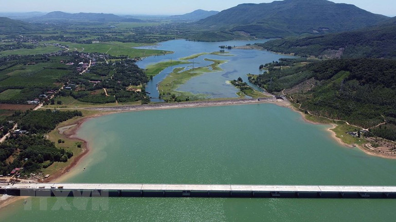 Cầu vượt hồ Yên Mỹ có chiều dài 1km trên tuyến cao tốc Quốc lộ 45-Nghi Sơn. (Ảnh: Huy Hùng/TTXVN)