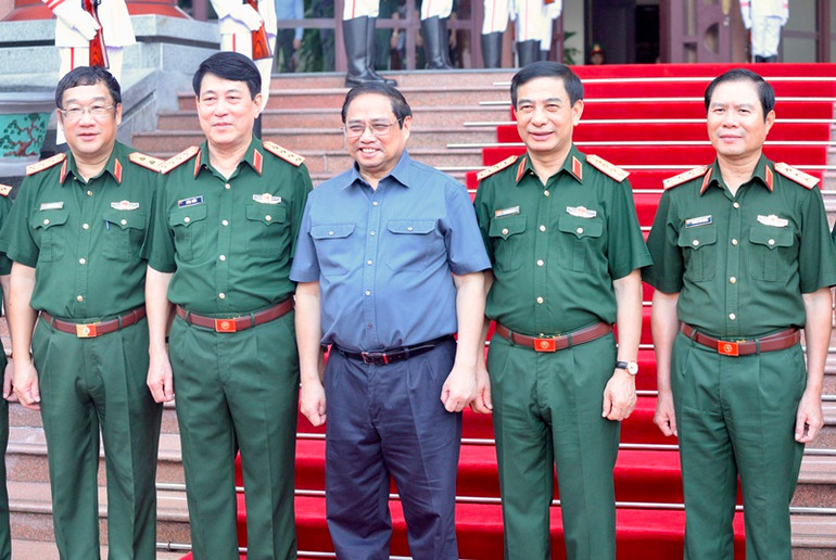 Thủ tướng Phạm Minh Chính chụp ảnh lưu niệm với lãnh đạo Bộ Quốc phòng.