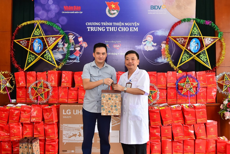 [Ảnh] Trung thu yêu thương cùng các em thiếu nhi tại Bệnh viện Phục hồi chức năng Hà Nội ảnh 9
