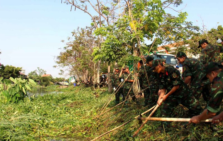 Các chiến sĩ Trung đoàn Gia Định cùng tham gia hoạt động vớt rác trên tuyến Rạch Lăng 2.
