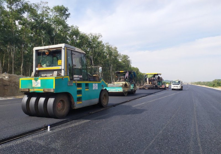 Thi công xuyên Tết cao tốc Dầu Giây.