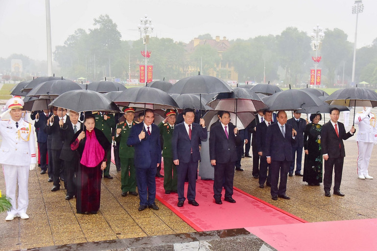 [Ảnh] Lãnh đạo Đảng, Nhà nước vào Lăng viếng Chủ tịch Hồ Chí Minh ảnh 2