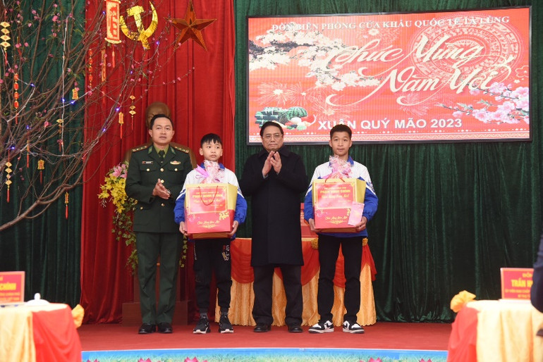 Thủ tướng Phạm Minh Chính tặng quà cho các cháu là con nuôi Đồn Biên phòng Tà Lùng.