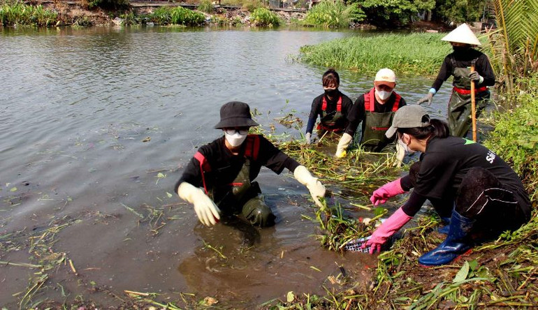 Một nhóm tình nguyện viên tham gia hoạt động dọn vệ sinh môi trường trên tuyến kênh Rạch Lăng.
