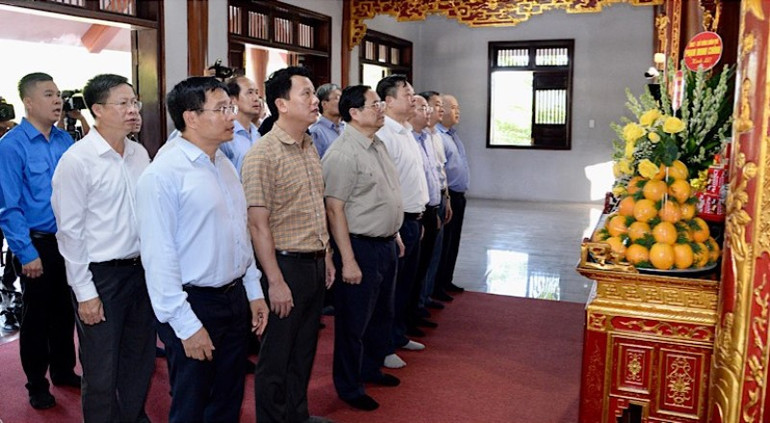 Thủ tướng Phạm Minh Chính và Đoàn công tác Chính phủ dâng hưởng tưởng niệm Chủ tịch Hồ Chí Minh tại Khu di tích lịch sử Nà Tu.