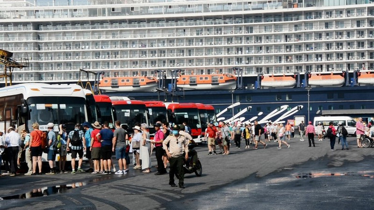 Khách du lịch đến Thừa Thiên Huế qua cảng Chân Mây. Khách du lịch đến Thừa Thiên Huế qua cảng Chân Mây.