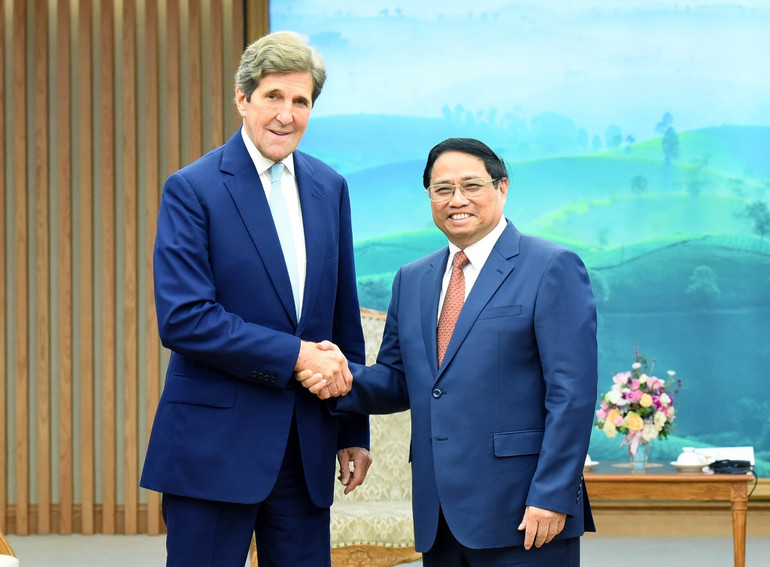 Thủ tướng Chính phủ Phạm Minh Chính đón Đặc phái viên của Tổng thống Hoa Kỳ về khí hậu John Kerry.