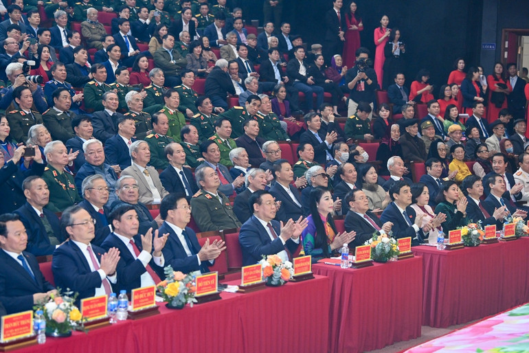 Chủ tịch Quốc hội Vương Đình Huệ và các đồng chí lãnh đạo, nguyên lãnh đạo Đảng, Nhà nước và các đại biểu dự lễ kỷ niệm.